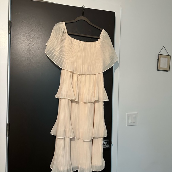 BNWOT RED DRESS Ivory Off-The Shoulder Tiered Ruffle Dress Sz.M - Picture 4 of 6